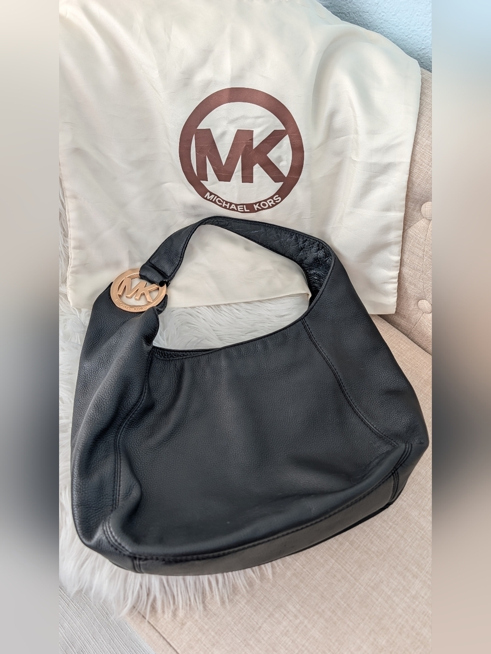 Michael Kors  Shoulder Hobo with Gold MK Charm .Came With MK Dust Bag . - Picture 2 of 14